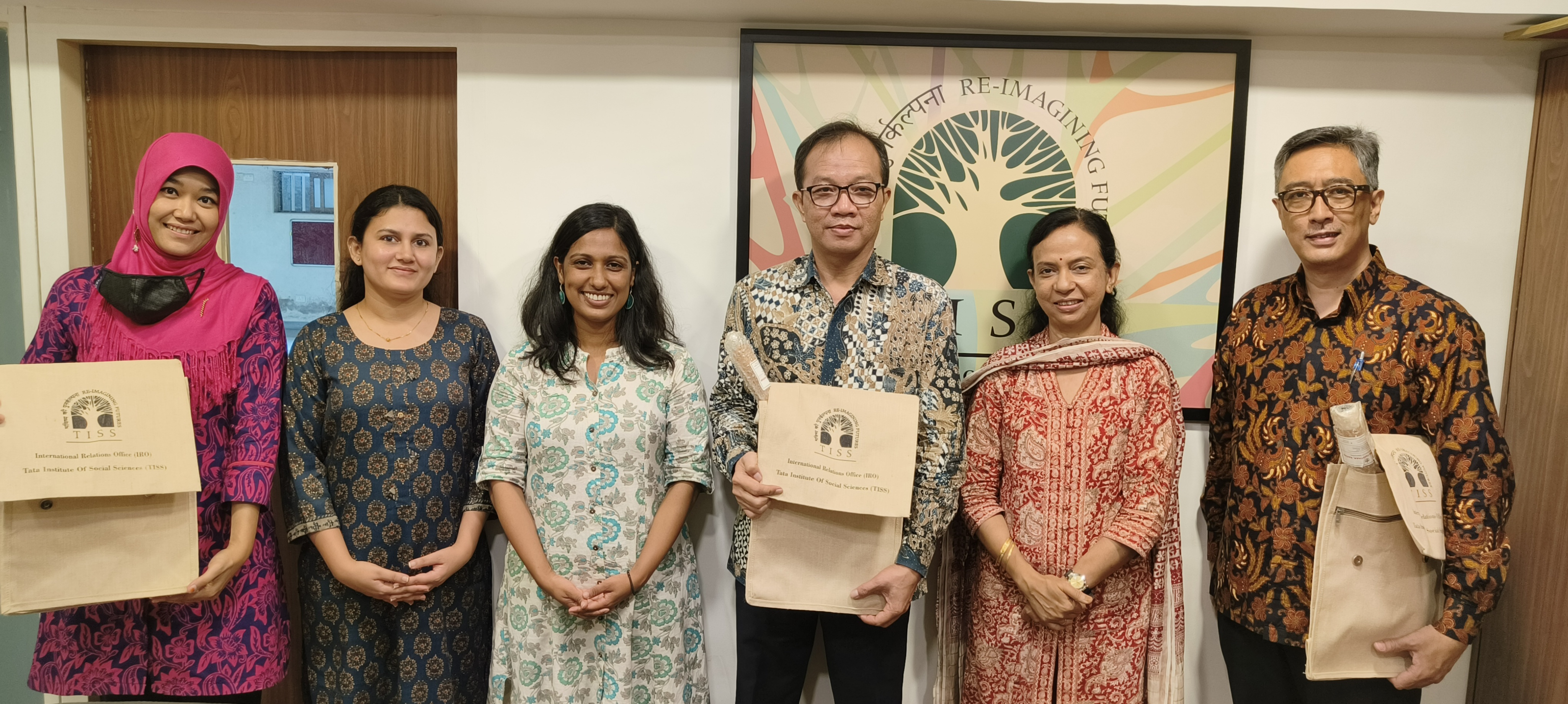 Dr. Aldrin Herwany, Educational and Cultural Attache from the Embassy of the Republic of Indonesia along with Mr. Eko Santoso Junor,Consul for Social Culture, Consulate General of the Republic of Indonesia Mumbai.